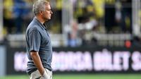Pelatih Fenerbahce asal Portugal, Jose Mourinho, berdiri di lapangan sebelum pertandingan sepak bola Liga Super Turki antara Fenerbahce dan Galatasaray di Stadion Fenerbahce Sukru Saracoglu di Istanbul pada 21 September 2024. (Ozan KOSE/AFP)