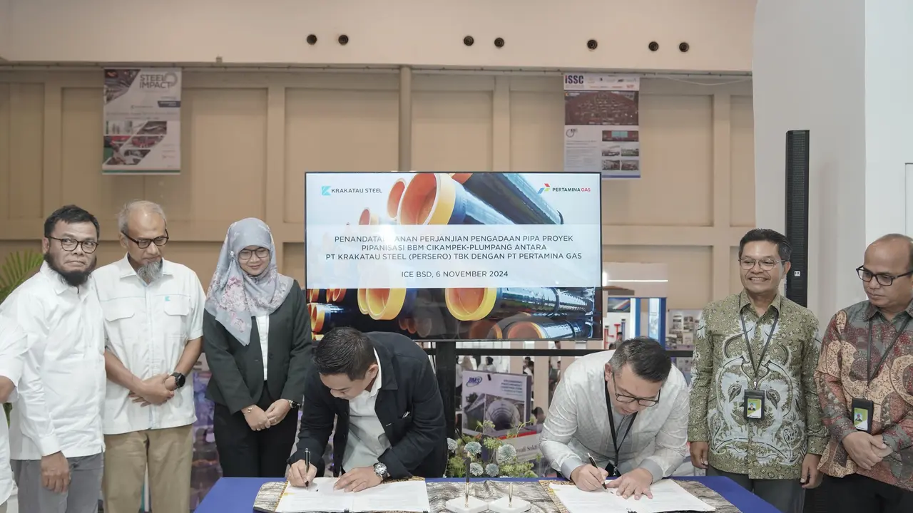 Penandatanganan kerja sama antara Krakatau Steel dengan Pertagas mengenai  penyediaan jasa pipanisasi Bahan Bakar Minyak (BBM). (Dok Pertamina)