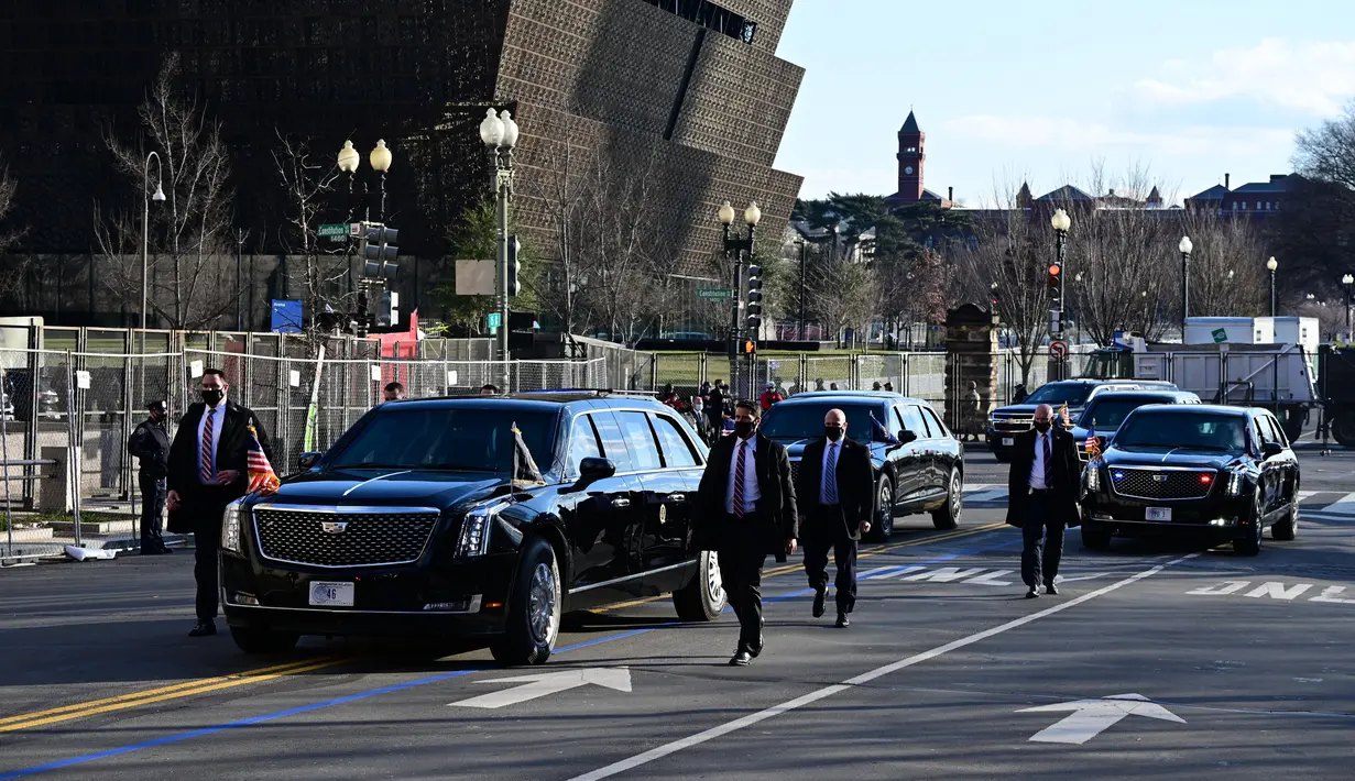 Iring-iringan mobil Presiden AS Joe Biden dan Wakil Presiden AS Kamala Harris menuju Gedung Putih melewati Museum Nasional Sejarah dan Budaya Afrika Amerika (kiri) di Washington, DC, Rabu (20/1/2020). (JIM WATSON / AFP)
