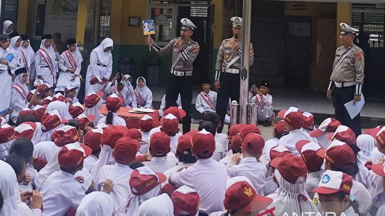 Mengapa Polisi Datang ke Sekolah? Program Polsanak Polres Bangka Barat Bangun Budaya Tertib Sejak Dini!