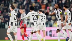 Pemain Juventus, Weston McKennie, mendapatkan ucapan selamat dari para pekannya pada lanjutan Liga Italia 2025/2026 di Juventus Stadium, Selasa (13/1/2025) dini hari WIB. (Fabio Ferrari/LaPresse via AP)