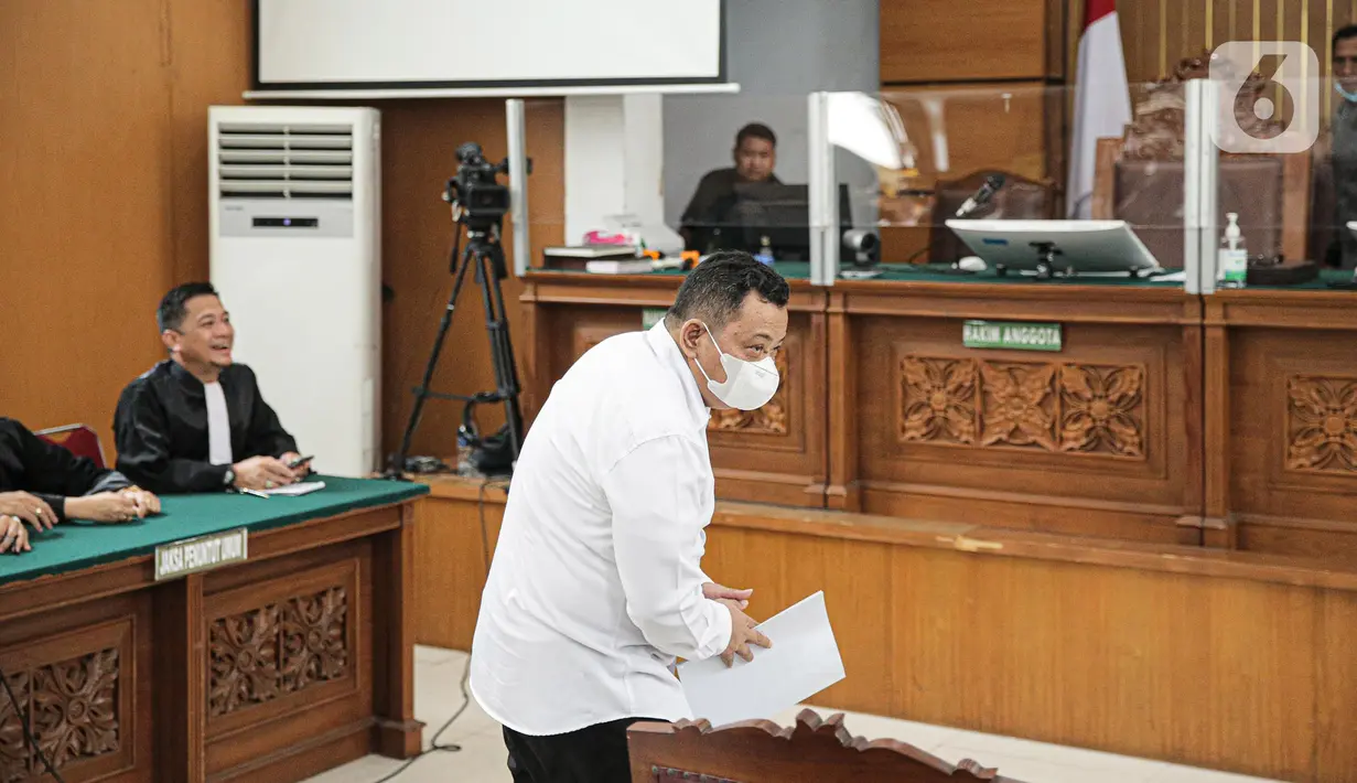 Kuat Maruf bersiap mengikuti sidang lanjutan dengan agenda pembacaan nota pembelaan atau Pleidoi di Pengadilan Negeri Jakarta Selatan, Jakarta, Selasa (24/1/2023). "Jujur saya bingung harus mulai dari mana, karena saya tidak paham dan tidak mengerti atas dakwaan JPU kepada saya yang dituduh ikut perencanaan pembunuhan Nofriansyah Yosua Hutabarat," kata Kuat di persidangan. (Liputan6.com/Faizal Fanani)
