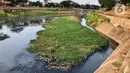 Suasana aliran Kanal Banjir Timur (KBT) yang mengering di kawasan Cipinang Muara, Jakarta, Jumat (11/9/2020). Curah hujan yang rendah selama musim kemarau menyebabkan debit air di kawasan tersebut berkurang sehingga bantaran kanal mengalami kekeringan. (Liputan6.com/Immanuel Antonius)