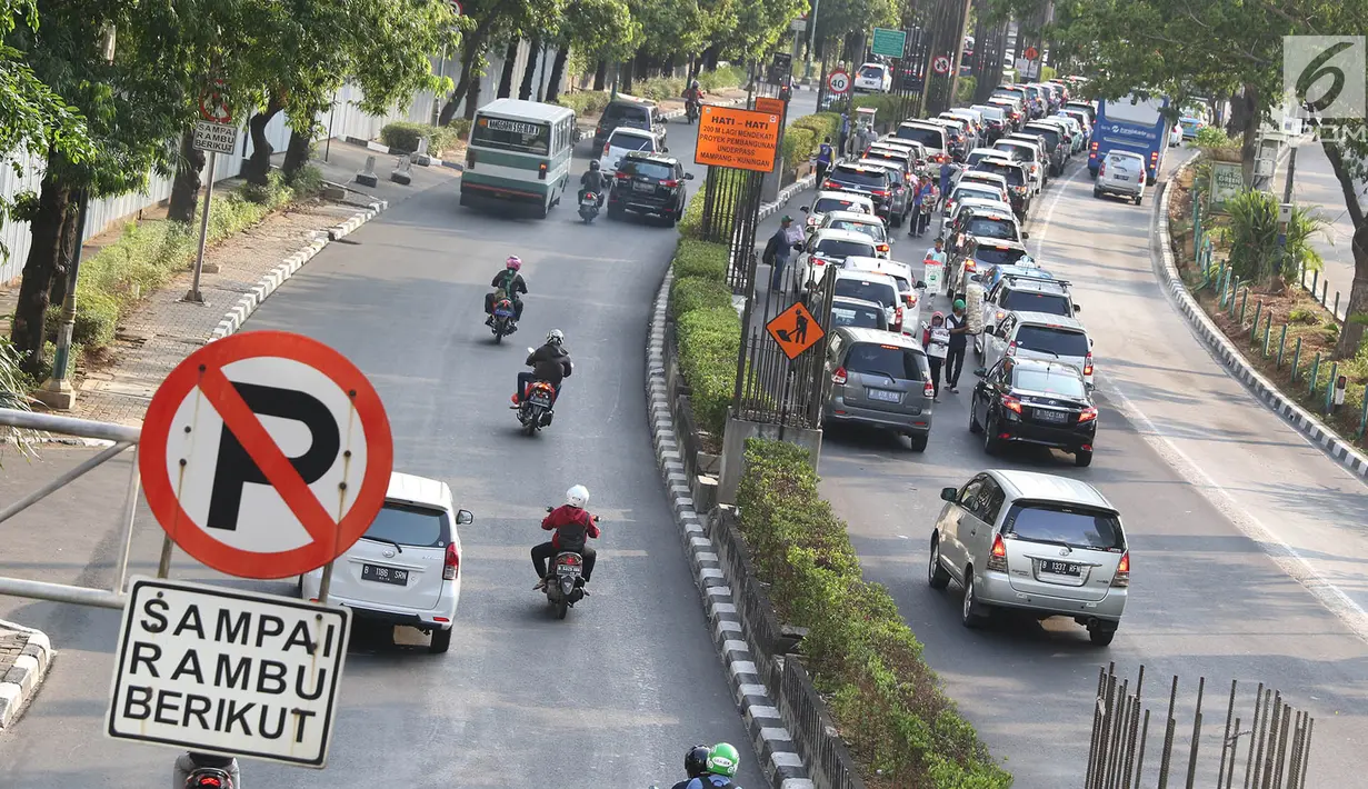 Kendaraan melintas di Jalan HR Rasuna Said, Kuningan, Jakarta, Senin (21/8). Untuk mengurai kemacetan di Ibukota, Pemprov DKI berencana menguji coba larangan bagi motor melintasi jalan tersebut mulai 11 September 2017. (Liputan6.com/Immanuel Antonius)