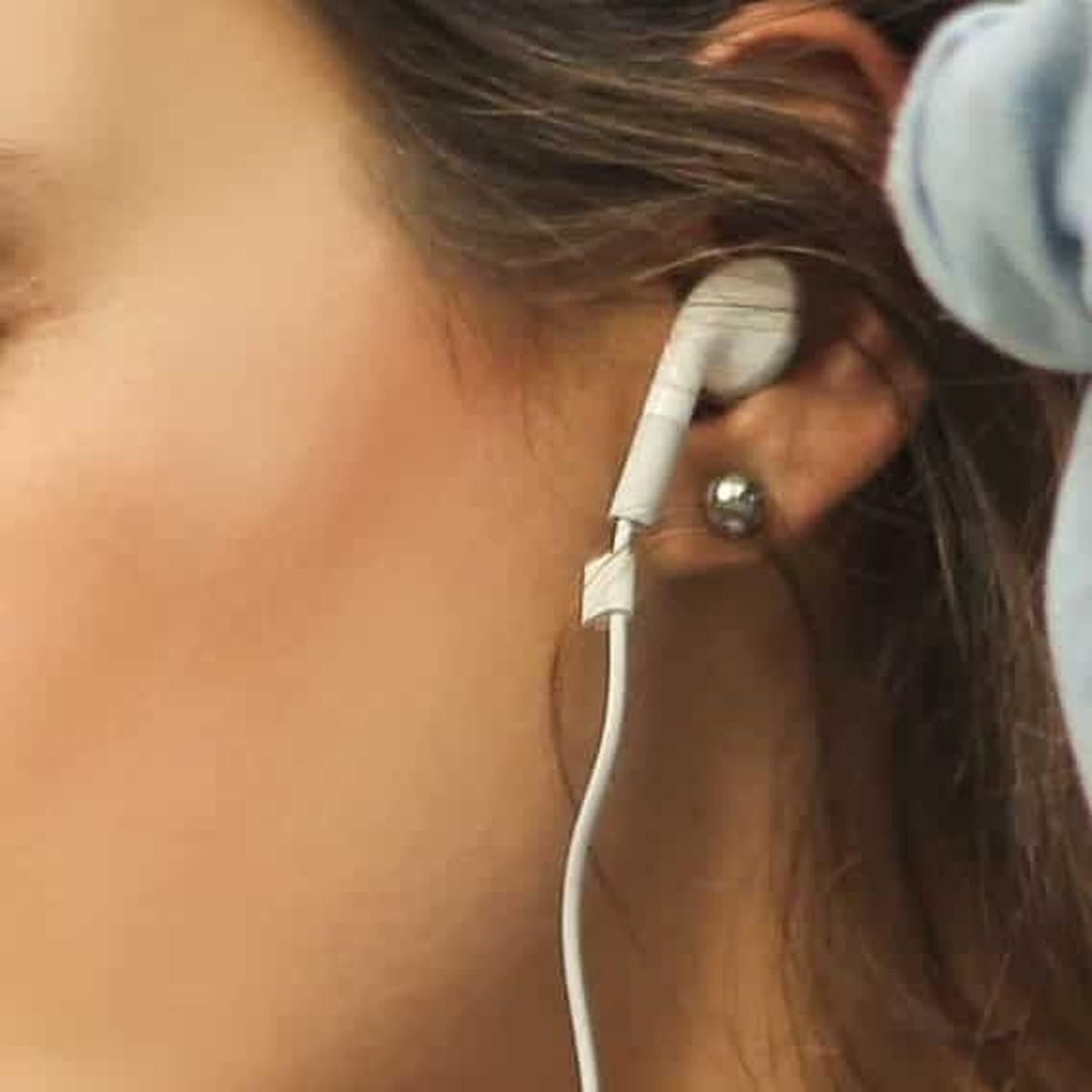 Dengarkan Musik dengan Earphone Setiap Malam Selama 2 Tahun, Telinga Perempuan ini Rusak Permanen