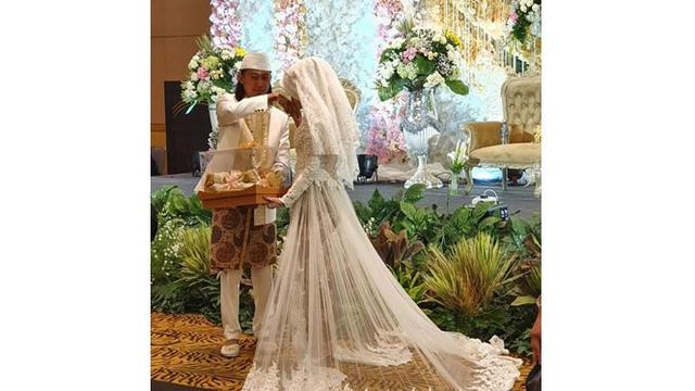 Saat menyerahkan seserahan, Irene mencium tangan sang suami.