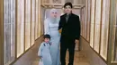 Penampilan ini semakin dipermanis dengan handbag putih yang ia pilih sebagai pelengkap, memberikan aksen kontras lembut pada keseluruhan outfit. [@aurelie.hermansyah].