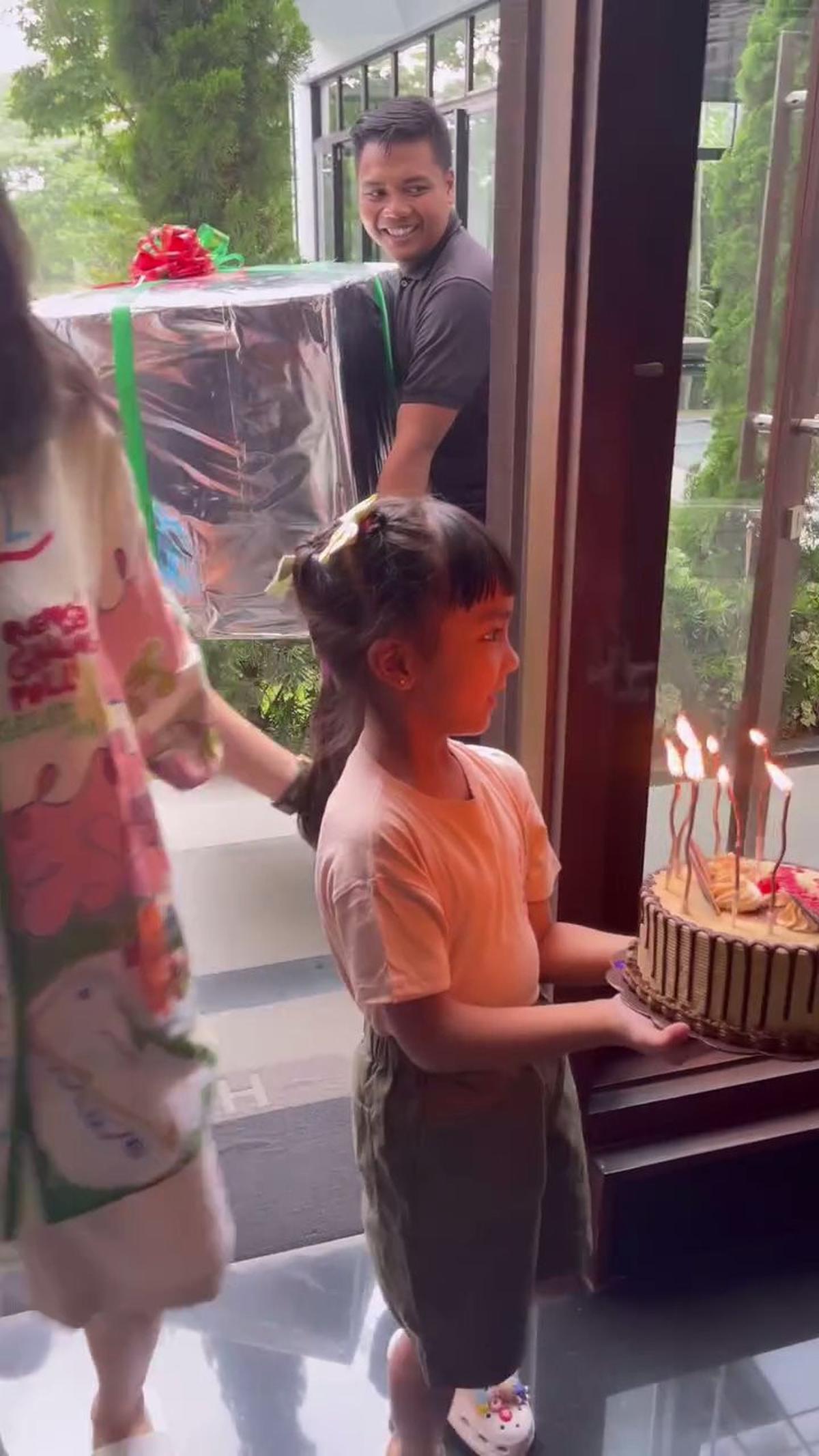 7 Potret Momo Geisha dan Anak Beri Hadiah Ulang Tahun ke Opung, Kadonya Besar Banget Ternyata Ini Isinya