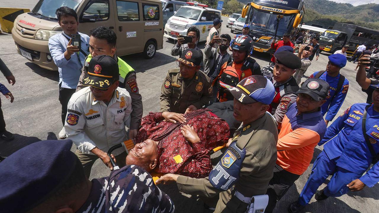 Evakuasi Korban Kebakaran KMP Putri Yasmin di Selat Lombok