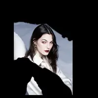 Tren warna burgundy mendominasi makeup akhir tahun 2024, menghadirkan nuansa hangat dan elegan untuk musim dingin. Chanel Beauty Holiday Collection menawarkan palet warna memukau, termasuk burgundy, pink fuchsia, dan coral, untuk tampilan glamor pada perayaan Natal dan Tahun Baru. [Dok/Chanel].