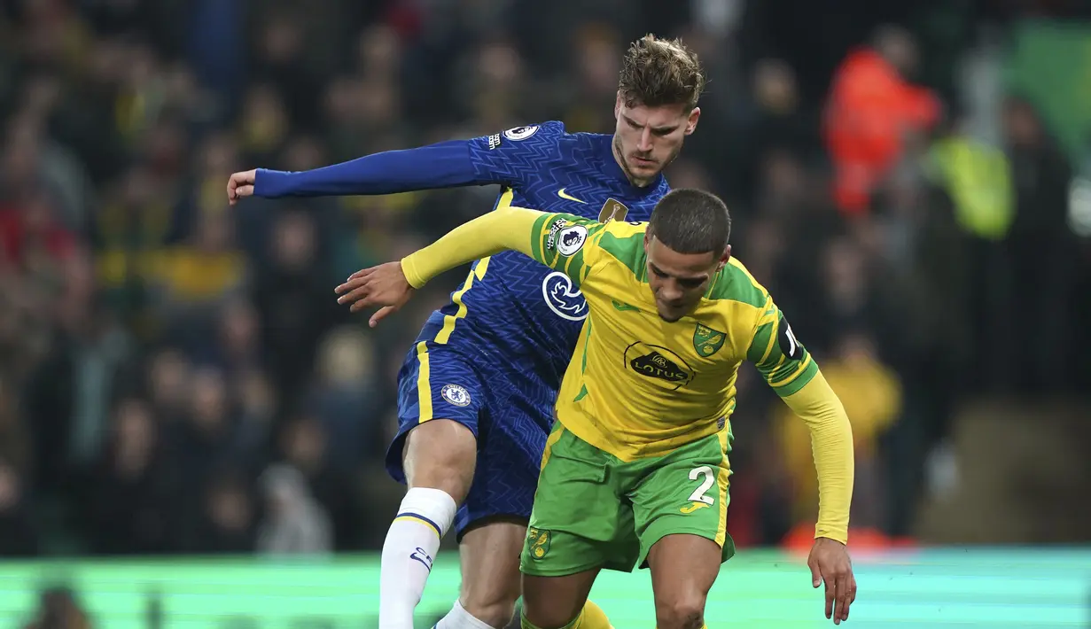 Penyerang Chelsea, Timo Werner berusaha merebut bola dari pemain Norwich City, Max Aarons pada pertandingan lanjutan Liga Inggris di di Carrow Road, Norwich, Inggris, Jumat (11/3/2022). Chelsea menang atas Norwich City 3-1. (Joe Giddens/PA via AP)