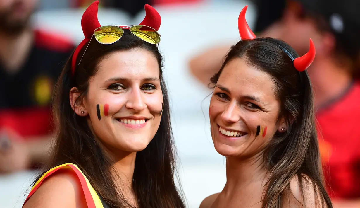 Fans cantik Belgia mengenakan atribut unik saat mendukung timnya melawan Swedia pada laga grup E Euro Cup 2016 di Stadion Allianz Riviera, Nice, Kamis (23/6/2016) dini hari WIB. (AFP/Emmanuell Dunand)