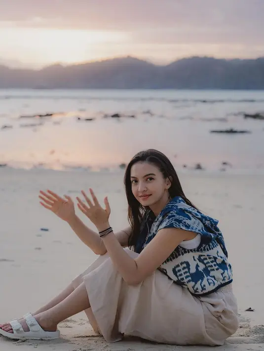 Saat liburan di Sumba, penampilan Raline Shah tak lepas dari tenun Sumba Timur dengan nuansa biru [@ralineshah]