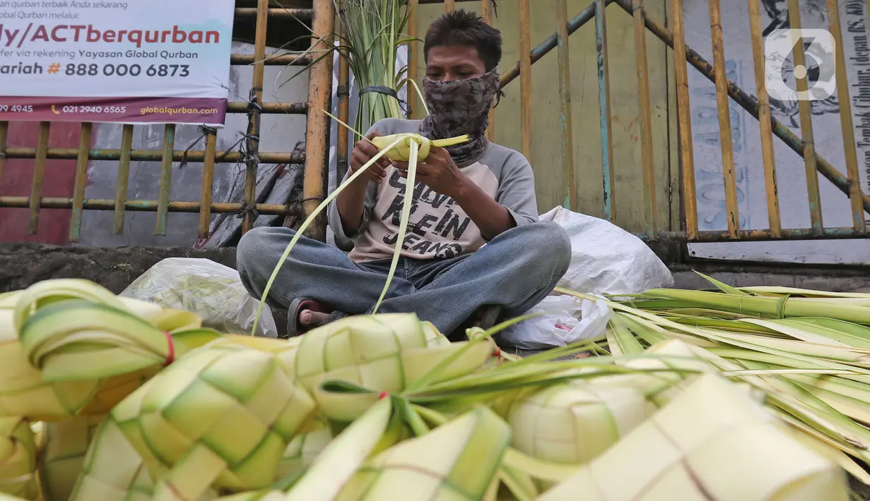 Pedagang menyelesaikan pembuatan kulit ketupat di kawasan Cibubur, Jakarta, Rabu (30/7/2020). Pedagang musiman menjelang Idul Adha tersebut menjual kulit ketupat dengan harga Rp 10 ribu, sedangkan ketupat yang siap untuk dihidangkan seharga Rp 30 ribu. (Liputan6.com/Herman Zakharia)
