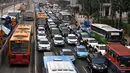 Beberapa pengguna jalan dan armada bus Transjakarta saat melintas di Jalan MH Thamrin, Jakarta, Rabu (4/6/14). (Liputan6.com/Johan Tallo)