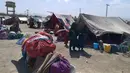 Wanita Afghanistan berdiri di luar tenda mereka di area terbuka di pinggiran Chaman, sebuah kota perbatasan di provinsi Baluchistan barat daya Pakistan, Rabu (1/9/2021). Puluhan keluarga Afghanistan telah menyeberang ke Pakistan melalui perbatasan barat daya Chaman sehari setelahnya. (AP Photo/Jafar