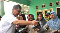 Deddy Mizwar, pemain dan produser sinetron Para Pencari Tuhan Jilid 12 bagi-bagi kaos, Jumat (10/5/2019) di Bekasi (Dok SCTV)