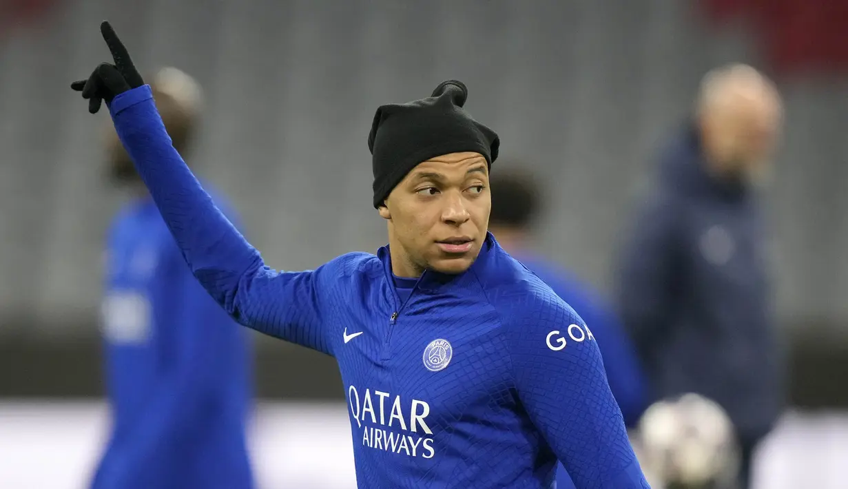 Kylian Mbappe dari PSG engikuti sesi latihan di Munich, Jerman, Selasa (7/3/2023). Di Allianz Arena, PSG wajib menang setidaknya dua gol jika ingin lolos ke perempat final Liga Champions.(AP Photo/Matthias Schrader)