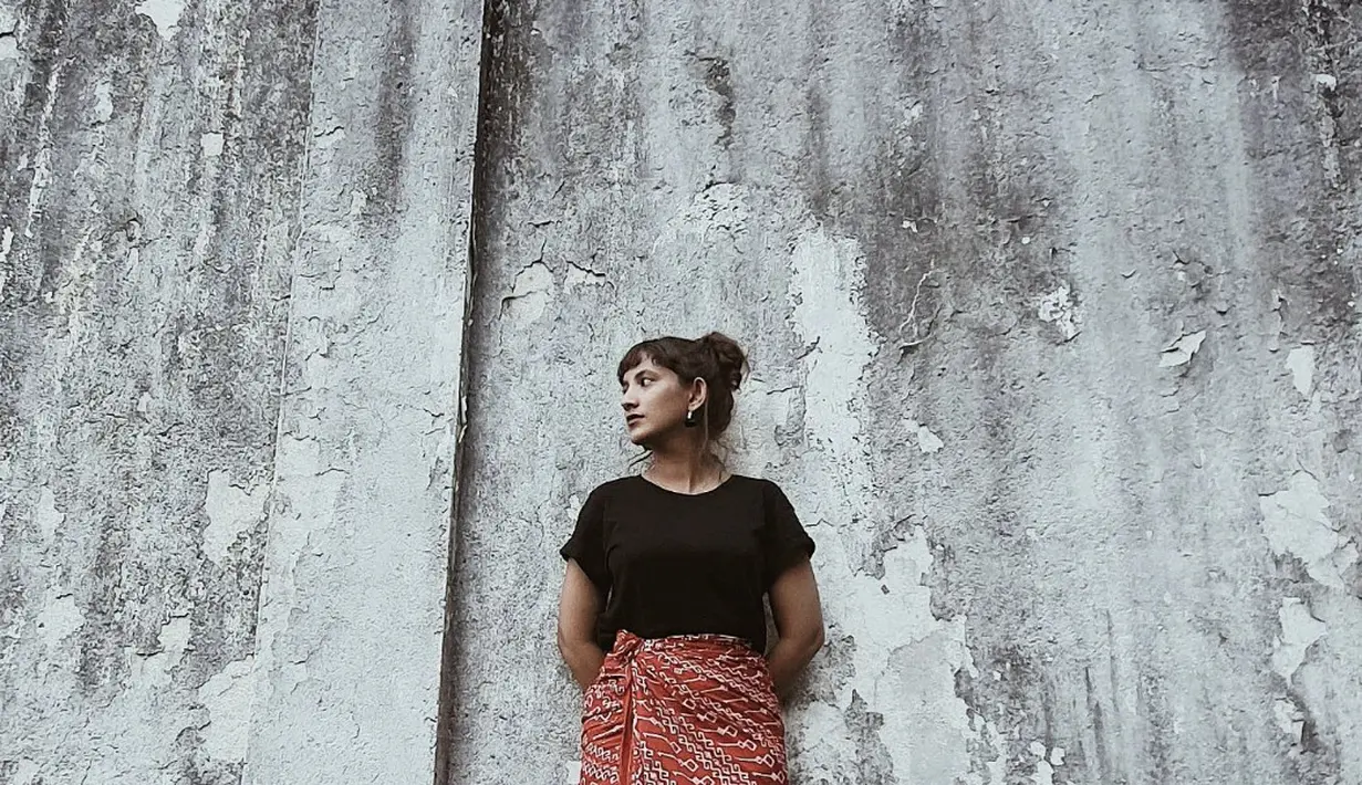 Gaya fashionnya sangat sederhana. Ia memiliki karakter dalam bergaya, seperti ketika memadukan kain batik dan t-shirt untuk gaya sehari-hari. [Foto: IG/qurrotuayun/qibil].