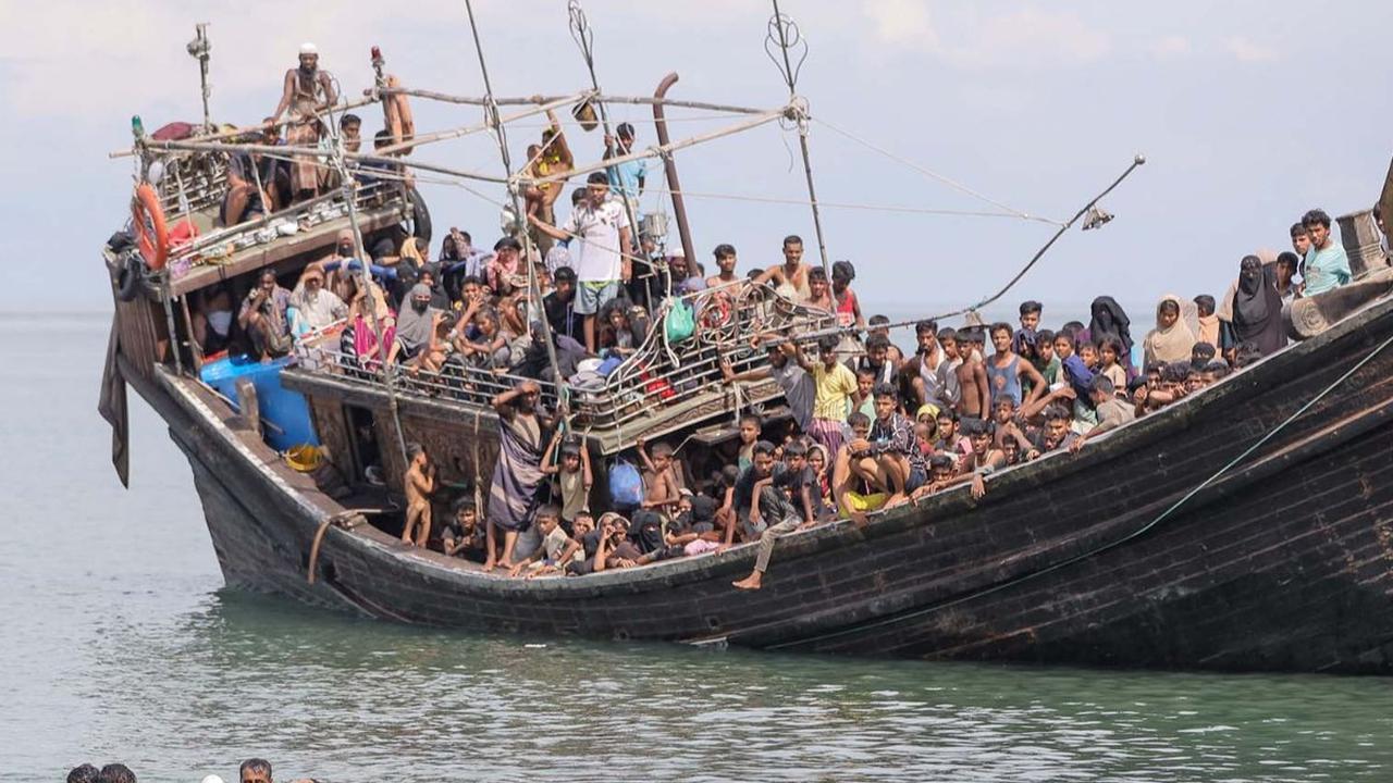 Sebuah kapal kayu yang membawa ratusan pengungsi Rohingya terdampar di perairan Aceh pada Kamis (16/11/2023).&nbsp;Kapal tersebut dilaporkan hendak mendarat di desa tepi pantai di kawasan Bireuen dan Aceh Utara.&nbsp;Namun, kedatangan mereka ditolak masya