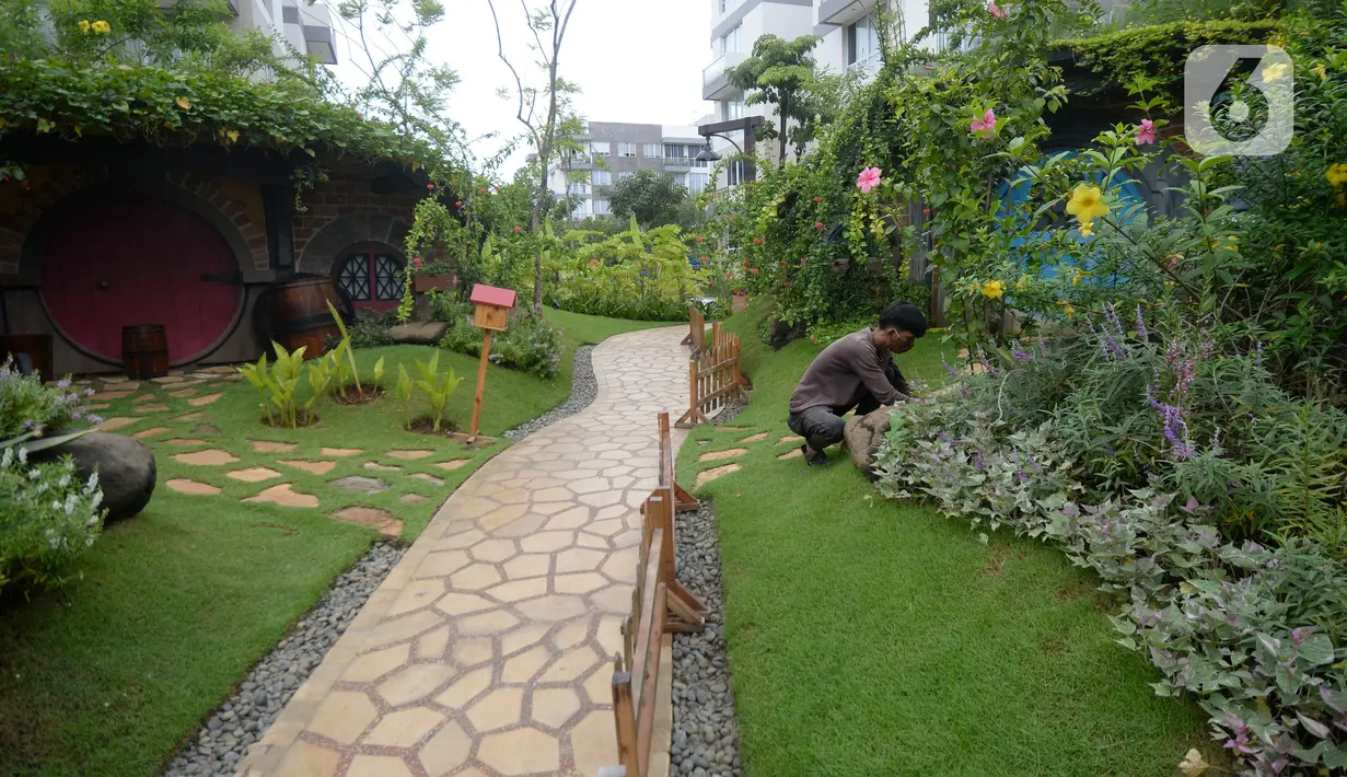 Pekerja merawat tanaman di taman tematik bernuansa rumah hobbit di kawasan hunian vertikal di Serpong, Tangerang, Banten, Kamis (3/12/2020). aman tematik tersebut bertujuan untuk mendukung relasi sosial antar warga serta menciptakan hunian sehat di tengah pandemi COVID-19. (merdeka.com/Dwi Narwoko)