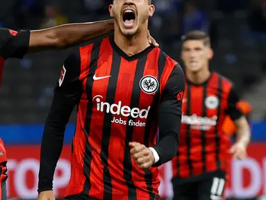 Penyerang Eintracht Frankfurt, Andre Silva, merayakan gol yang dicetaknya ke gawang Hertha Berlin pada laga lanjutan Liga Jerman di Olympiastadion, Sabtu (26/9/2020) dini hari WIB. Frankfurt menang 3-1 atas Hertha Berlin. (AFP/Odd Andersen)