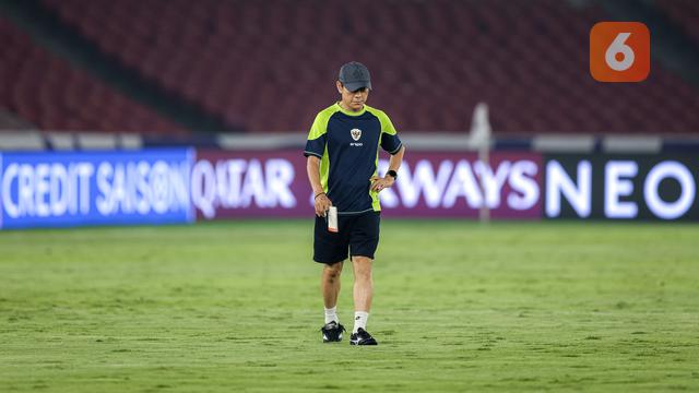 Foto: Shin Tae-yong Cek Langsung Kondisi Rumput GBK Jelang Laga Timnas Indonesia Vs Jepang di Kualifikasi Piala Dunia 2026