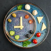 Time-restricted eating membantu mengatur waktu makan agar lebih selaras dengan ritme alami tubuh, sehingga energi dan metabolisme bisa lebih stabil. [Dok/Freepik.com/KamranAydinov].