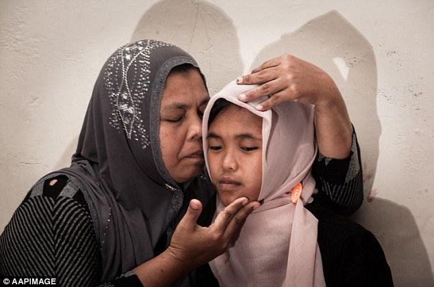 Raudhatul dalam pelukan ibu kandungnya | Foto: copyright dailymail.co.uk