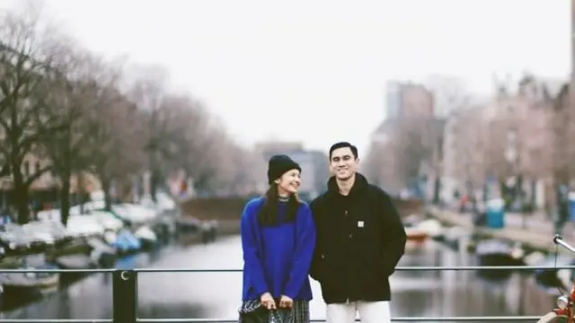 Enzy Storia Liburan ke Amsterdam mengenakan sweater biru. [@enzystoria]