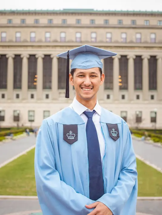 Di momen wisuda S2-nya, Randi mengucapkan terima kasih atas dukungan dan doa dari keluarga selama dirinya menempuh pendidikan. Ia tampak tersenyum bahagia mengenakan jubah yang sama dengan Tasya. Mengingat sang istri pernah menempuh pendidikan di kampus yang sama dengannya empat tahun silam. (Liputan6.com/IG/@randibachtiar)