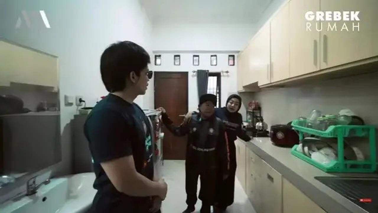 Potret Dapur Mungil nan Mewah Komedian Adul, Punya Model yang Elegan dan Fungsional