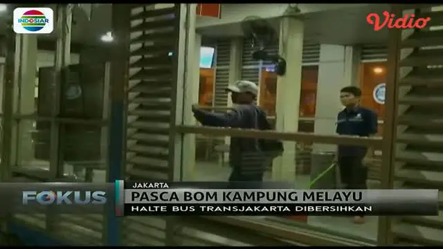 Lokasi ledakan di Kampung Melayu sudah mulai dibersihkan. Selain itu karangan bunga juga memenuhi TKP bom tersebut.