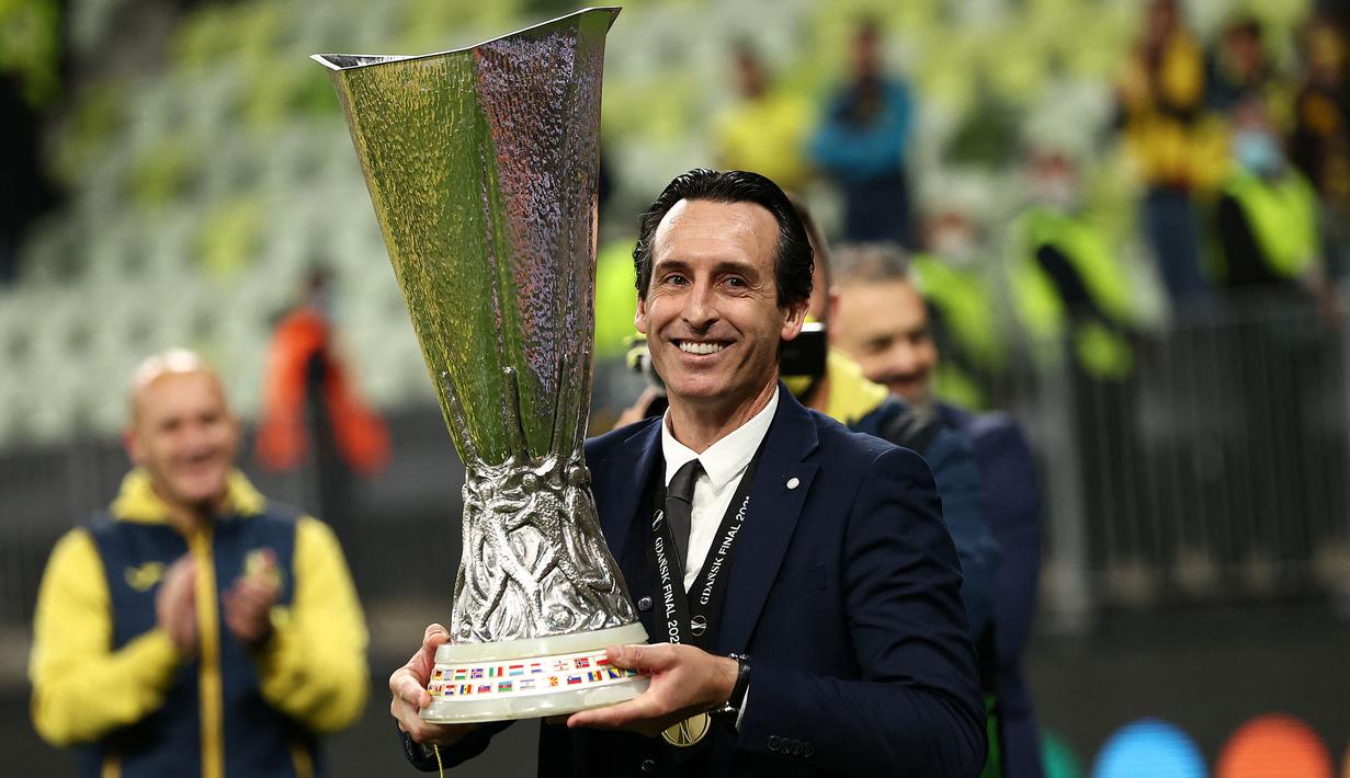 Unai Emery merupakan pelatih tersukses di ajang Liga Europa. Pelatih asal Spanyol itu telah mengoleksi 4 trofi Liga Europa, yaitu tiga kali bersama Sevilla dan satu kali bersama Villarreal pada musim 2020/2021. Emery sukses menyabet gelar juara usai anak asuhnya berhasil mengalahkan Manchester United di partai final. (AFP/Pool/Maja Hitij)