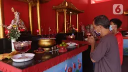 Umat Buddha melakukan ritual sembahyang di Vihara Buddha Dharma dan 8 Pho Sat, Kabupaten Bogor, Jawa Barat, Rabu (26/5/2021). Umat Buddha secara bergiliran berdatangan untuk melakukan sembahyang peringatan Hari Raya Waisak di Vihara Buddha Dharma dan 8 Pho Sat  (Liputan6.com/Helmi Fithriansyah)
