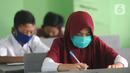 Murid baru menggunakan masker  mengikuti tes penentuan kelas tahun ajaran 2020-2021 yang selanjutnya akan mengikuti kegiatan belajar mengajar (KBM) secara darling di MTs Hidayatul Umami, Cinere, Depok, Jawa Barat, Senin (13/7/2020). (merdeka.com/Arie Basuk)