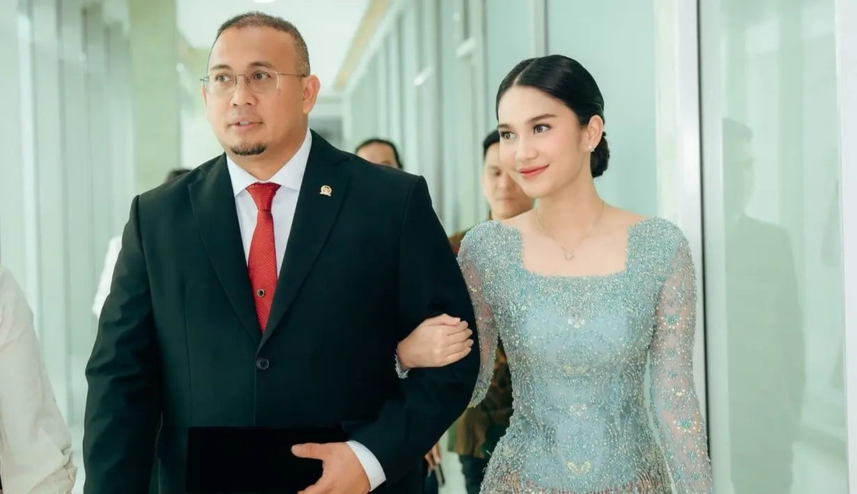 <p>Penampilan Azizah Salsha tak kalah mencuri perhatian di momen pelantikan anggota DPR RI [@azizahsalsha_]</p>