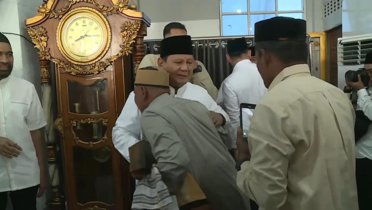 Usai Salat Idulfitri, Prabowo Halal Bihalal dengan Warga di Aceh Tamiang dan Bagikan Bingkisan