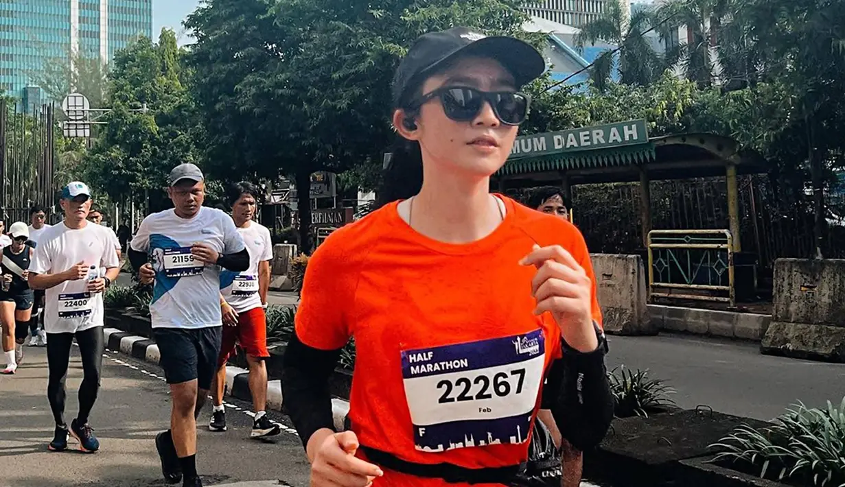Begini potret Febby Rastanty saat mengikuti ajang marathon. Ikut serta sebagai pelari dengan jarak 21k, merupakan sebuah pengalaman pertama yang tidak terlupakan. Apalagi dalam acara ini ia pun tidak banyak melakukan persiapan, seperti latihan atau yang lainnya. Malahan ia pun sempat tidak bisa tidur. (Liputan6.com/IG/@febbyrastanty)