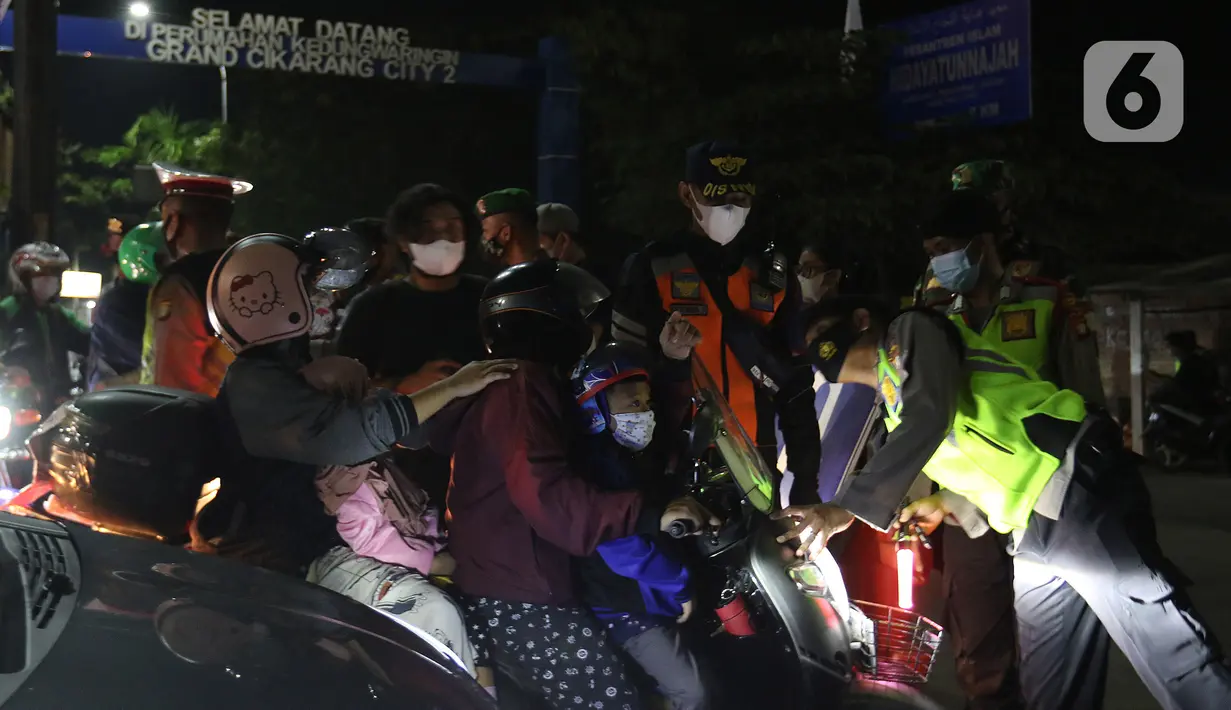 Pemudik motor diputarbalikkan di posko penyekatan mudik di Kedungwaringin, Kabupaten Bekasi, Jawa Barat, Minggu (9/5/2021). H-3 jelang Idul Fitri, petugas gabungan TNI, Polri, Dishub, dan Satpol PP memperketat penjagaan pemudik di perbatasan Kabupaten Bekasi-Karawang. (Liputan6.com/Herman Zakharia)