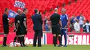 Pelatih Chelsea, Jose Mourinho, memprotes wasit Anthony Taylor di akhir dalam Community Shield 2015 di Stadion Wembley, Inggris. Minggu (2/8/2015) malam WIB. (Action Images via Reuters/John Sibley)