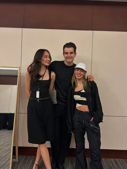 Ia tampil stylish mengenakan tube crop top yang dipadukan dengan kemeja oversize dan loose pants berwarna dark grey, menciptakan kesan edgy namun tetap nyaman.  [@hyoyeon_x_x].