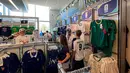 Suporter memilih jersey resmi Timnas Prancis dan Senegal di FIFA Store, MetLife Stadium, East Rutherford, New Jersey, Amerika Serikat, menjelang laga fase grup Prancis melawan Senegal pada Piala Dunia 2026. Jersey kedua tim menjadi salah satu merchandise yang paling diminati para penggemar. (KLY Sports/Hery Kurniawan)