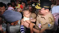 Gubernur DKI Jakarta Basuki T Purnama menggendong seorang anak balita di Tanah Abang, Jakarta. (Liputan6.com/Herman Zakharia)