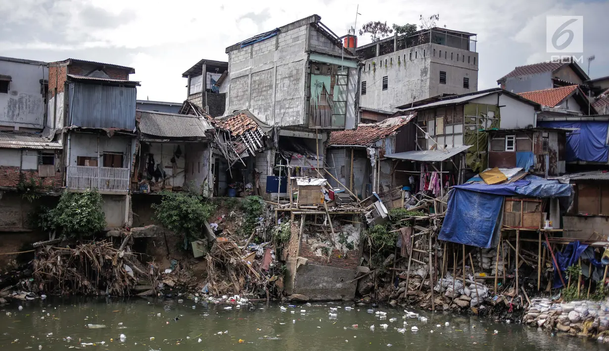 Deretan permukiman penduduk di bantaran Sungai Ciliwung, Jakarta, Senin (22/7). Balai Besar Wilayah Sungai Ciliwung Cisadane (BBWSCC) memperkirakan proyek normalisasi Sungai Ciliwung akan berjalan pada tahun 2020.  (Liputan6.com/Faizal Fanani)