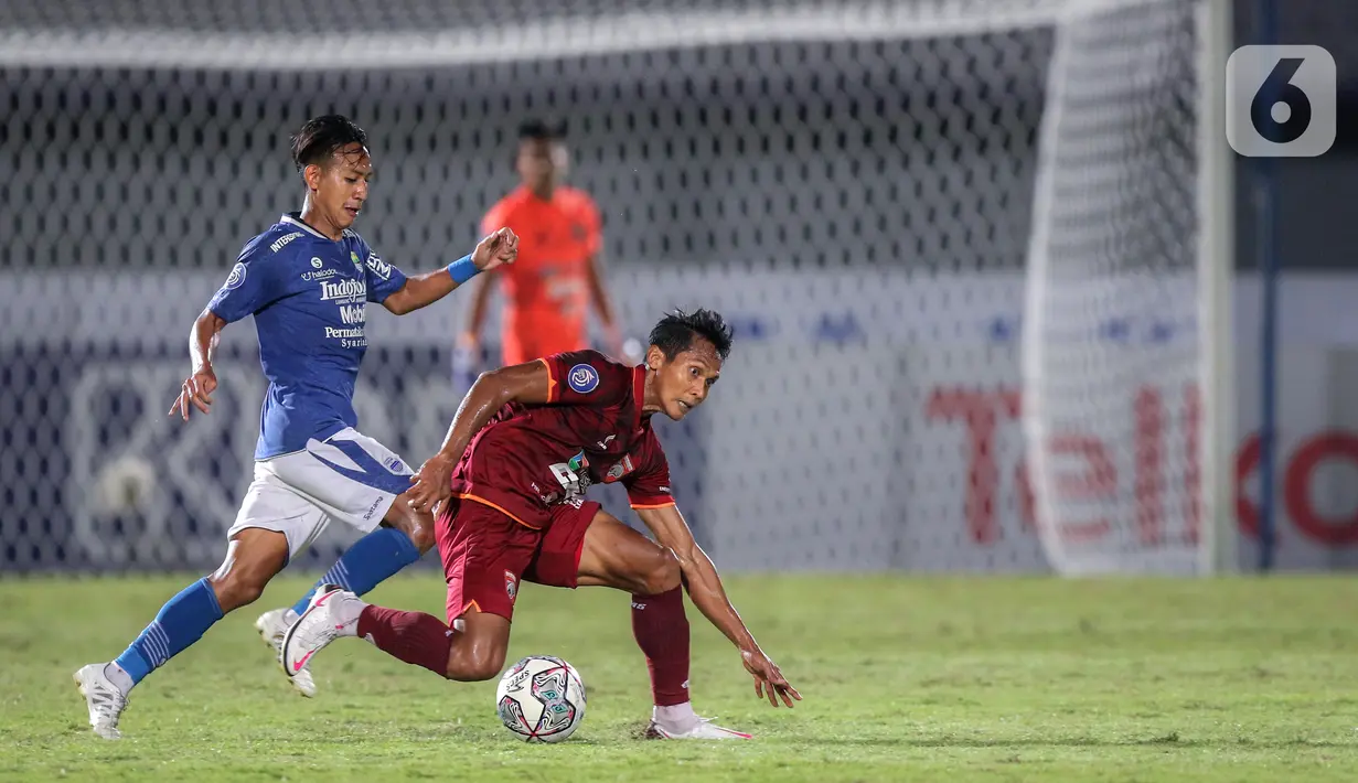 Gelandang Borneo FC Hendro Siswanto (kanan) berusaha melewati gelandang Persib Bandung Beckham Putra saat laga pekan keempat BRI Liga 1 2021/2022 di Stadion Indomilk Arena, Tangerang, Kamis (23/9/2021). Laga berakhir dengan skor 0-0. (Bola.com/Bagaskara Lazuardi)
