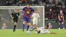 Pemain Barcelona Legends, Javier Soriano berebut bola dengan pemain DRX World Legends, Maman Abdurrahman dalam laga Clash of Legends di Stadion Utama Gelora Bung Karno (SUGBK), Senayan, Jakarta, Sabtu (18/04/2026). (Bola.com/Bagaskara Lazuardi)