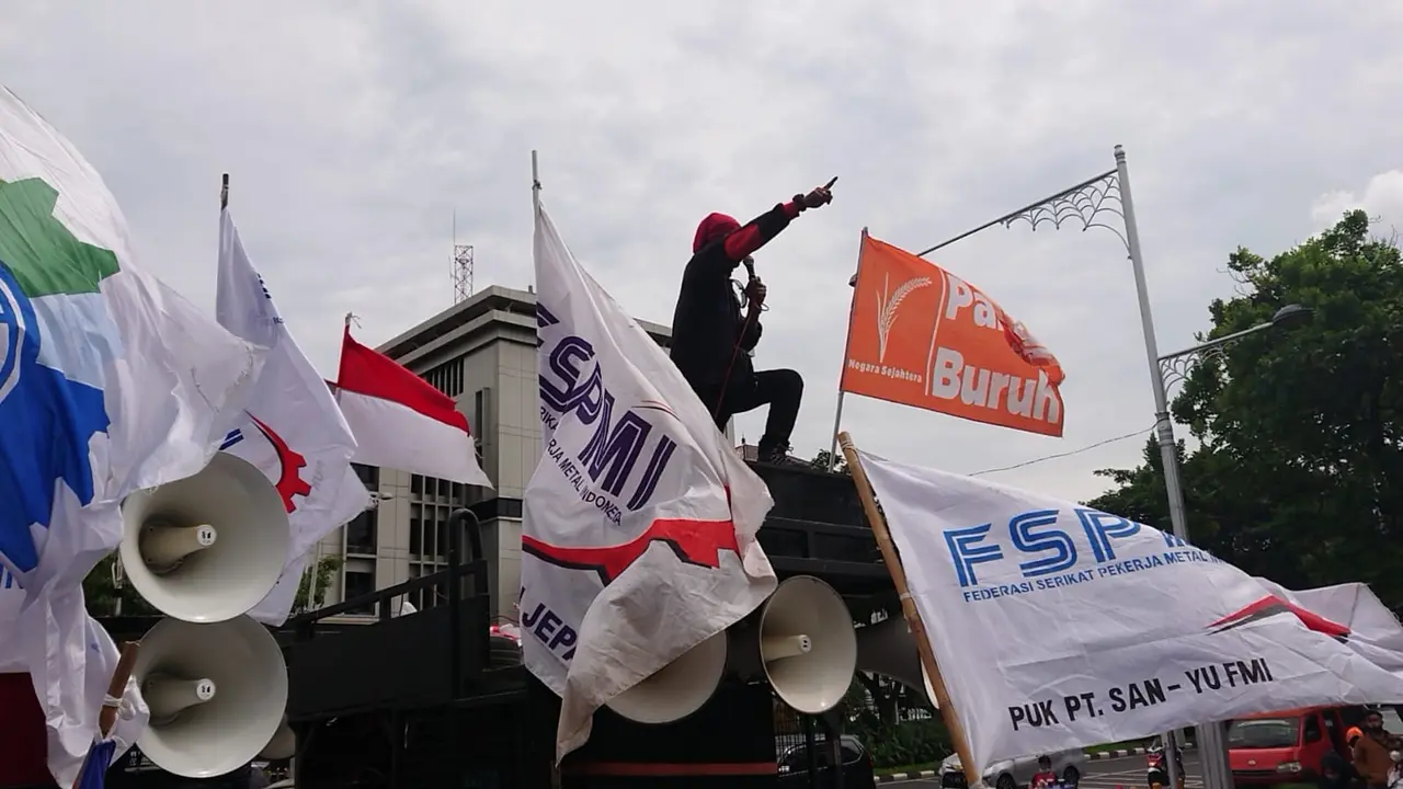Ilustrasi Para Pendemo yang dilakukan di depan Kantor Pemerintah Provinsi Jawa Tengah