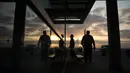 Pengemudi taksi menunggu di luar bandara yang ditutup setelah semua penerbangan dibatalkan, di Pulau Canary La Palma, Spanyol, Kamis (7/10/2021). Awan abu tebal dari letusan gunung berapi Cumbre Vieja memaksa bandara pulau itu ditutup kedua kalinya sejak letusan 19 September. (JORGE GUERRERO/AFP)