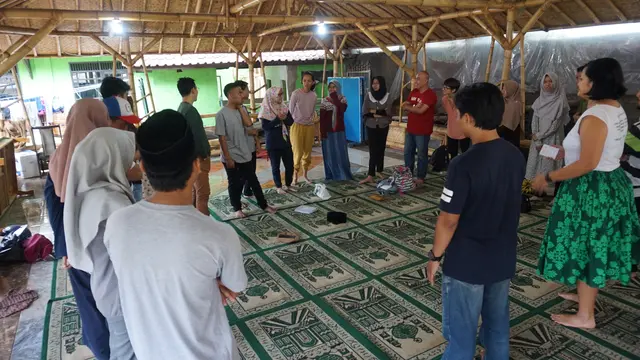 Sekolah Damai Indonesia Bandung rutin mengadakan dialog antar agama dan lintas budaya setiap Sabtu